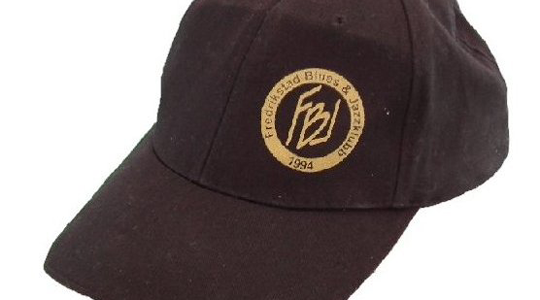 Caps i sort med logo